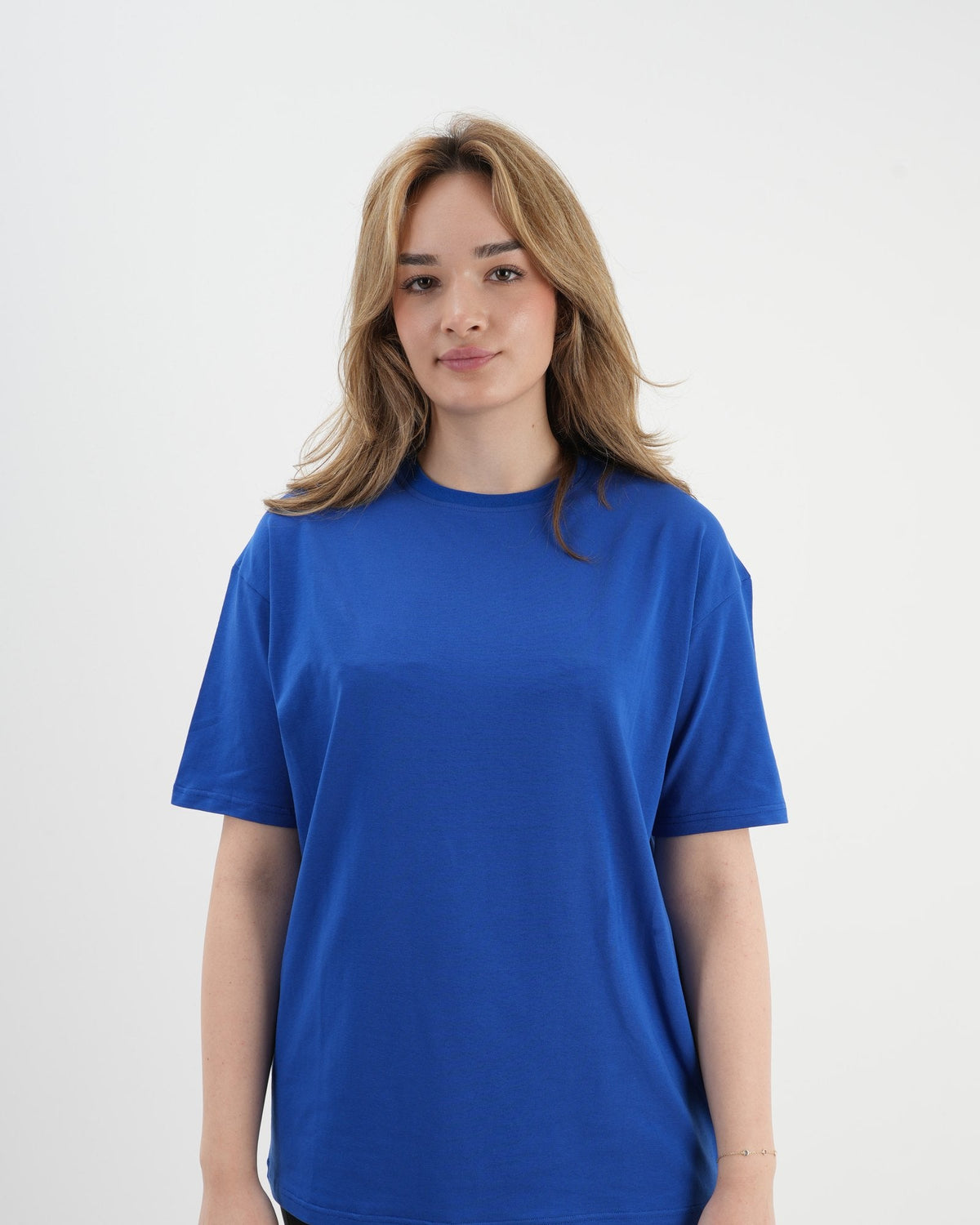 Sax mavi oversize tişört giyen kadın model, Numtex stüdyo çekimi