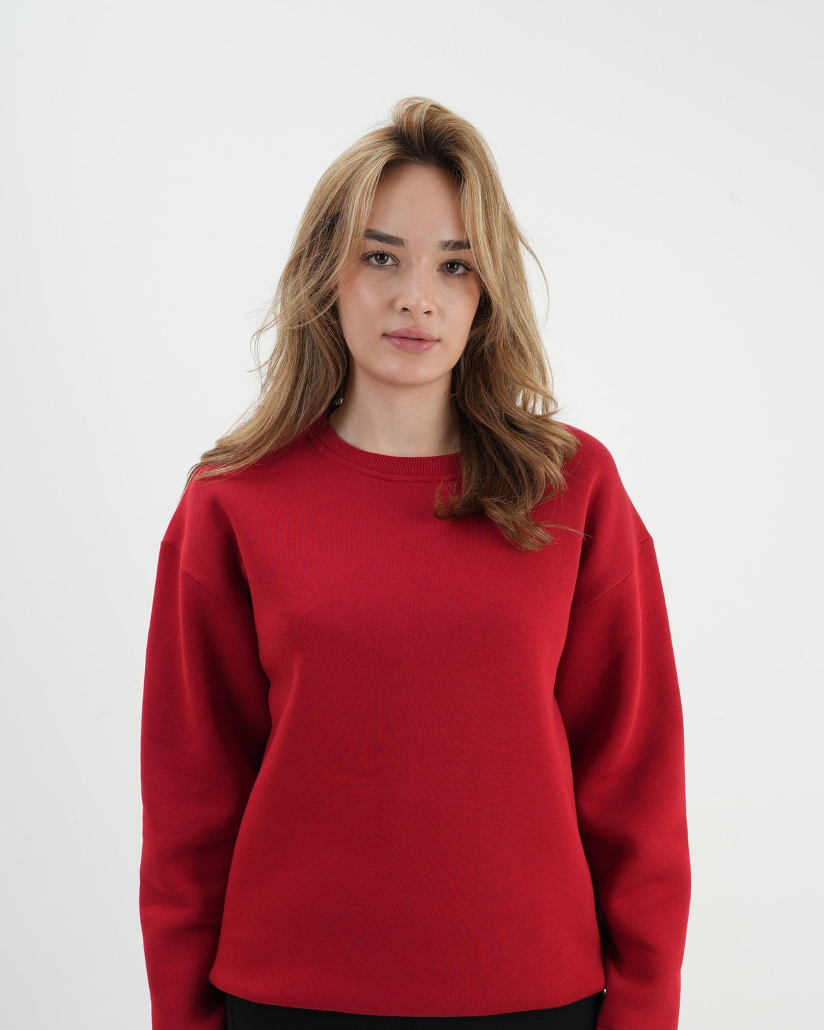 Kırmızı sweatshirt giyen kadın model, Numtex stüdyo çekimi
