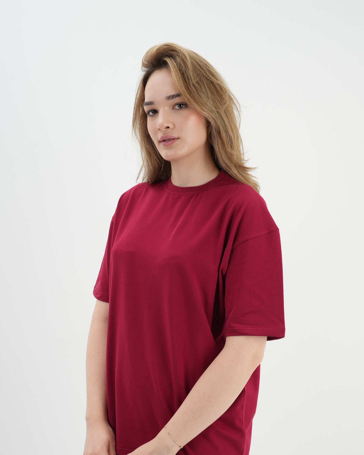 Bordo tişört giyen kadın model, Numtex stüdyo çekimi