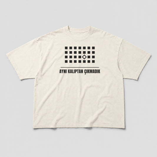 Aynı Kalıptan Çıkmadık Oversize T-Shirt - Krem