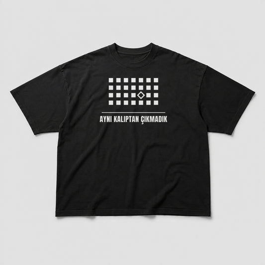 Aynı Kalıptan Çıkmadık Oversize T-Shirt - Siyah